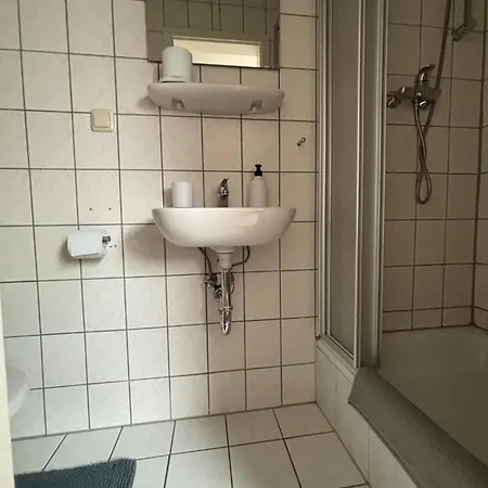 Fuer 3 Personen, Kuehlschrank-bad 3*