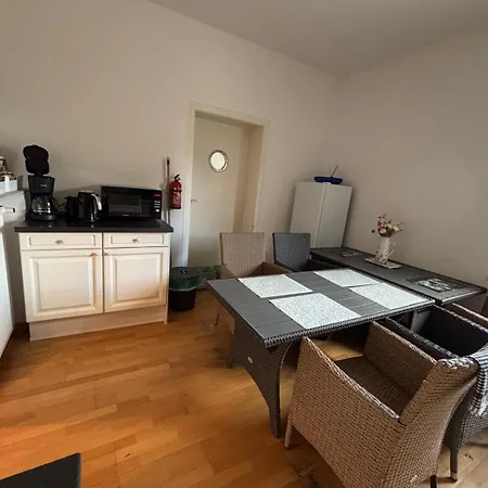 Fuer 3 Personen, Kuehlschrank-bad בית הארחה Meine