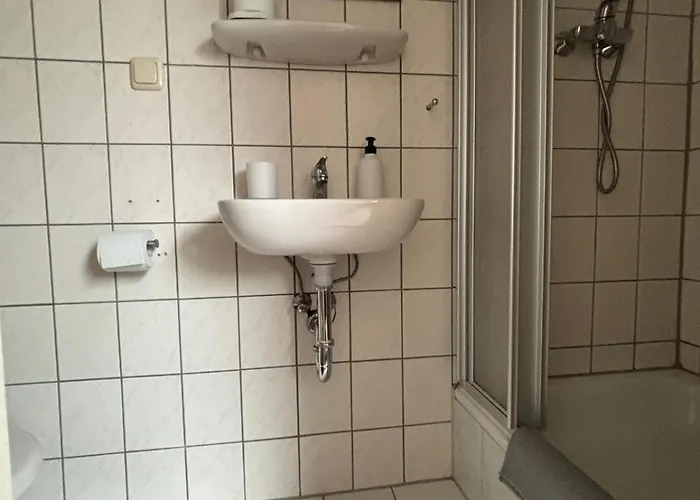 Fuer 3 Personen, Kuehlschrank-bad 3*